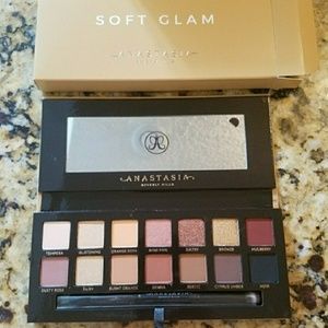 Anastasia Soft Glam